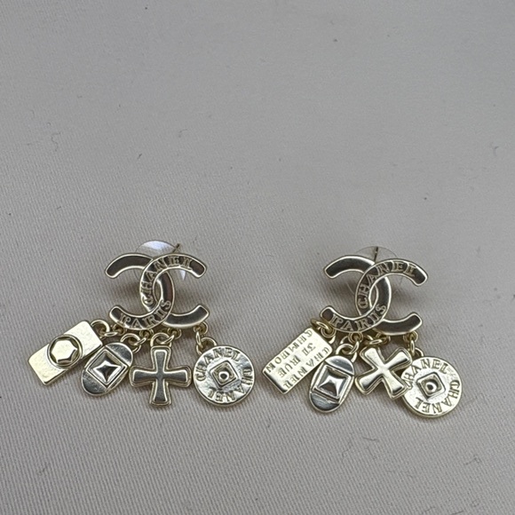 Chanel light gold Earrings - Picture 2 of 5